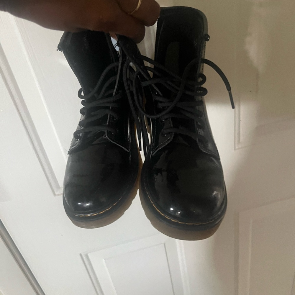 Kids Dr. Martens 1460 Black Patent Leather Unisex Lace Up Combat Boots - Picture 2 of 7